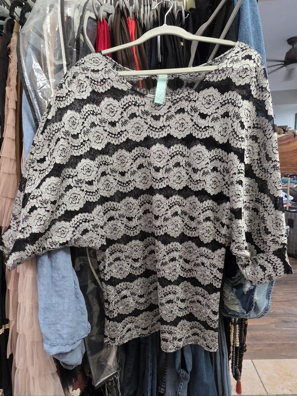 Black Lace-Pattern Cropped Top